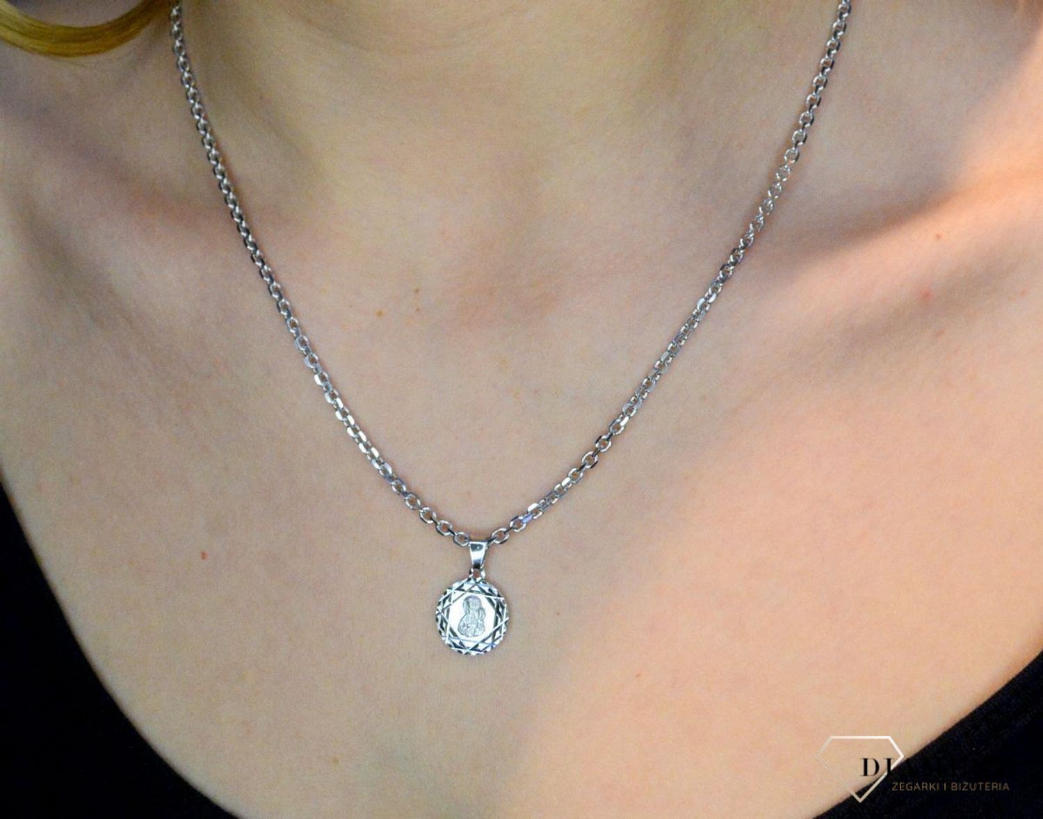 Srebrny łańcuszek o splocie ankier 925 2,3 mm rodowany DIA-LAN-759212R-925 2,3mm. Efektowny splot, który przez swoją uniwersalną strukturę jest idealną bazą do rozmaitych wisiorków oraz dodatków. W ofercie naszego sklepu dos.jpg